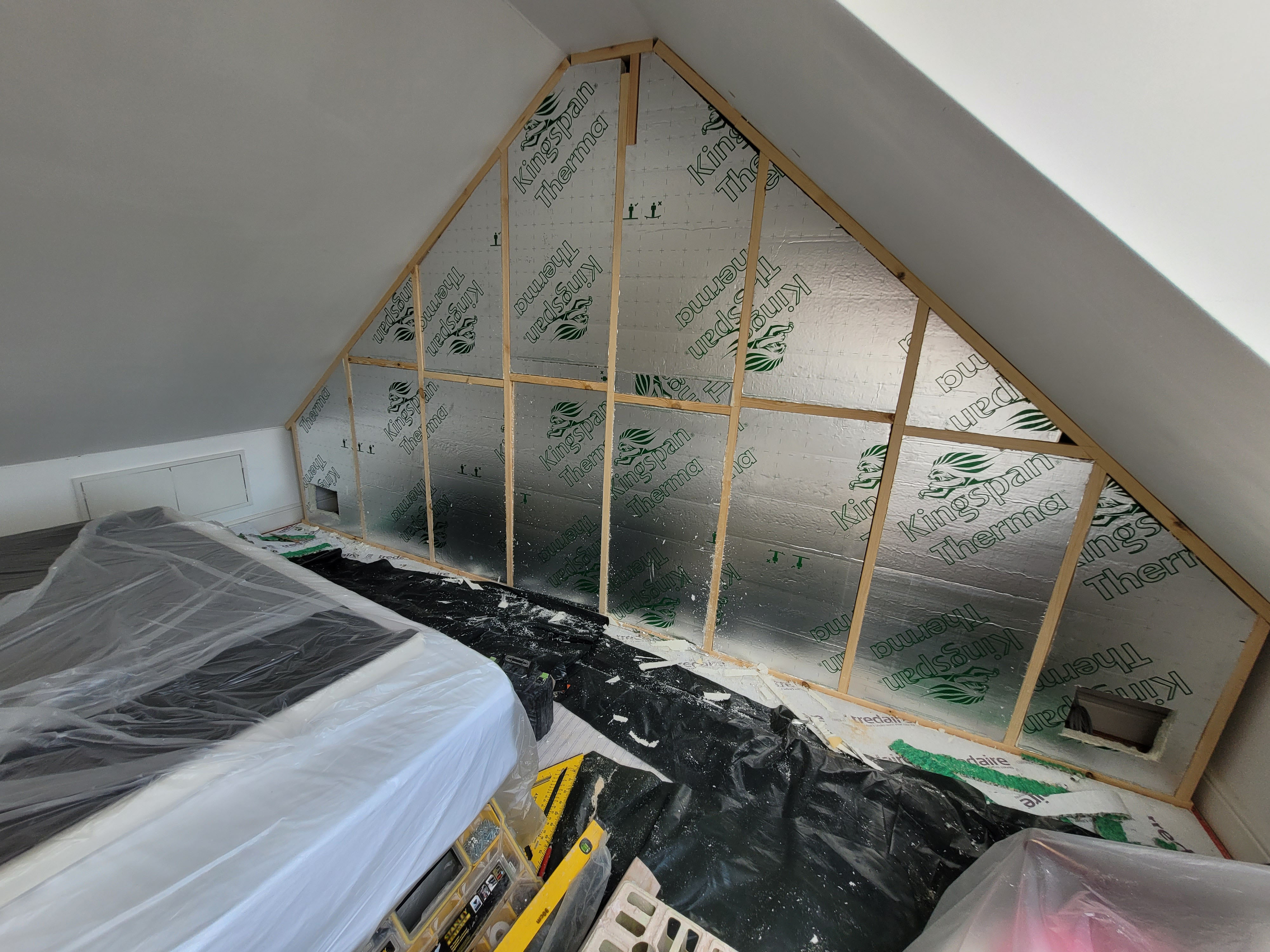 The wall is now fully shut off and now has insulation for plasterboard to be placed on top.